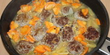 жаркое с фрикадельками и макаронами