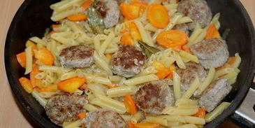 жаркое с фрикадельками и макаронами