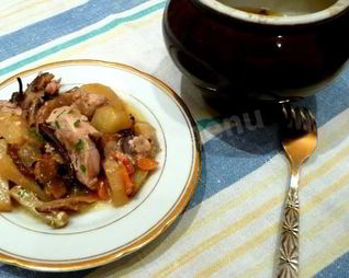 Жаркое с грибами и картошкой в горшочках