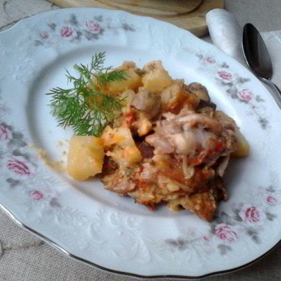 Жаркое с курицей и грибами в горшочке