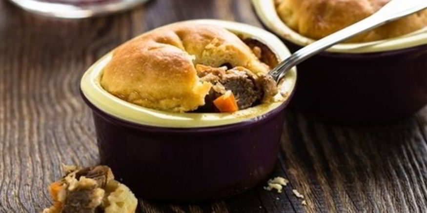 Рецепт жаркого с мясом и грибами в горшочках