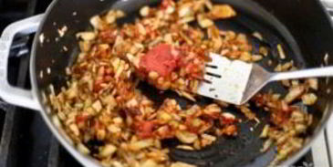 жаркое с рыбой и морепродуктами в томатном соусе