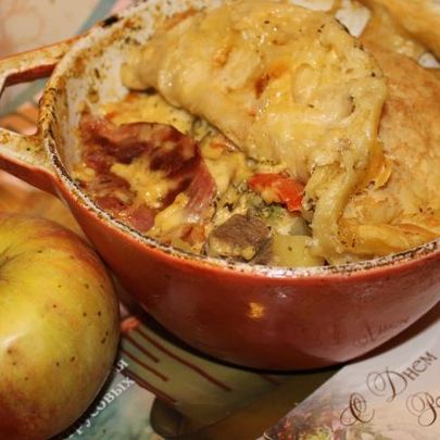 Жаркое с языком и беконом под крышкой из слоеного теста Сытый Патрик