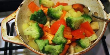 жаркое с языком и беконом под крышкой из слоеного теста сытый патрик