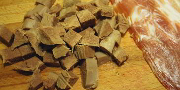 жаркое с языком и беконом под крышкой из слоеного теста сытый патрик