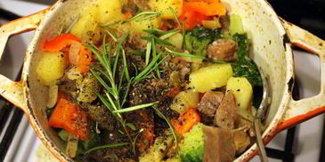 жаркое с языком и беконом под крышкой из слоеного теста сытый патрик