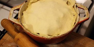 жаркое с языком и беконом под крышкой из слоеного теста сытый патрик