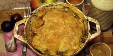 жаркое с языком и беконом под крышкой из слоеного теста сытый патрик