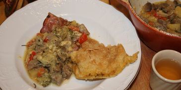 жаркое с языком и беконом под крышкой из слоеного теста сытый патрик