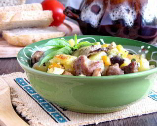 Жаркое в горшочках с белыми грибами и свининой