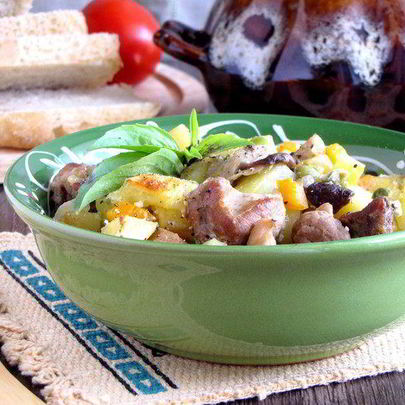 Жаркое в горшочках с белыми грибами и свининой