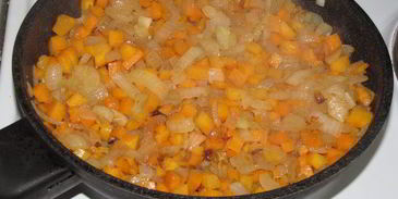 жаркое в горшочках с белыми грибами и свининой