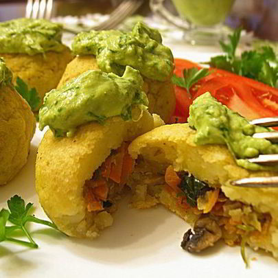 Картофельные зразы с грибами, запеченные в духовке с луковым соусом без муки