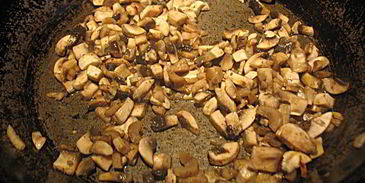 картофельные зразы с грибами, запеченные в духовке с луковым соусом без муки