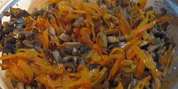 картофельные зразы с грибами, запеченные в духовке с луковым соусом без муки