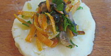 картофельные зразы с грибами, запеченные в духовке с луковым соусом без муки