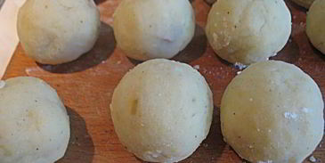 картофельные зразы с грибами, запеченные в духовке с луковым соусом без муки