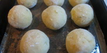 картофельные зразы с грибами, запеченные в духовке с луковым соусом без муки