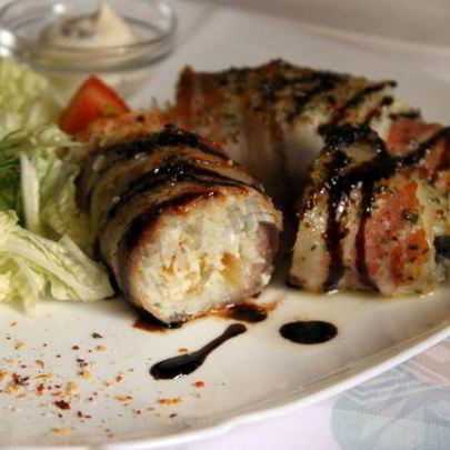 Зразы из тилапии в беконе с овощным салатом