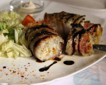 Зразы из тилапии в беконе с овощным салатом