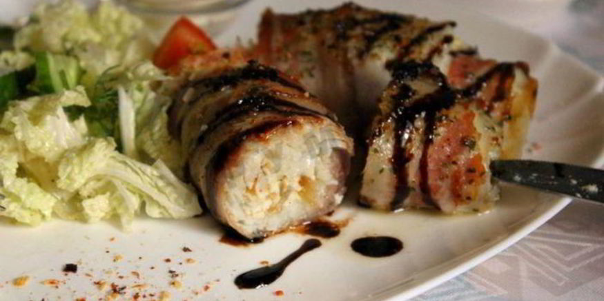 Рецепт зраз из тилапии в беконе с овощным салатом