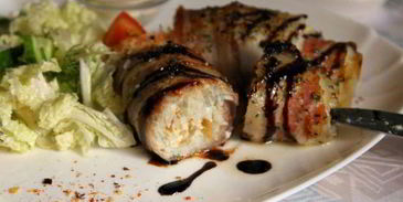 зразы из тилапии в беконе с овощным салатом