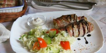 зразы из тилапии в беконе с овощным салатом