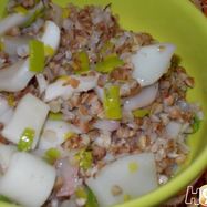 Рецепт Гречки с кальмарами и луком-пореем в горшочке