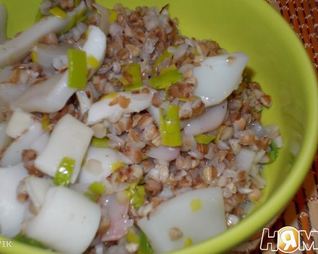 Гречка с кальмарами и луком-пореем в горшочке