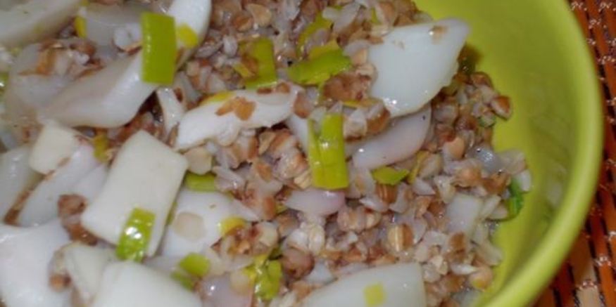 Рецепт гречки с кальмарами и луком-пореем в горшочке