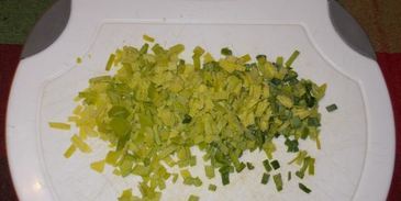 гречка с кальмарами и луком-пореем в горшочке