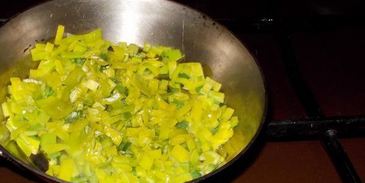 гречка с кальмарами и луком-пореем в горшочке