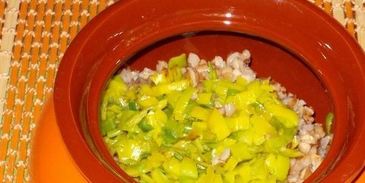 гречка с кальмарами и луком-пореем в горшочке