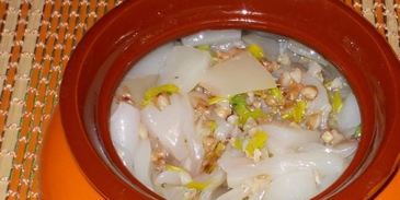 гречка с кальмарами и луком-пореем в горшочке