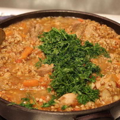 Гречка с мясом и томатами по-купечески