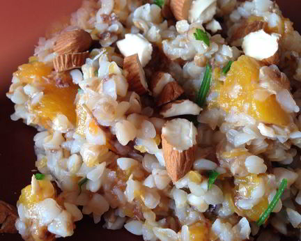 Гречневая каша на кокосовом молоке с тыквой, петрушкой и миндалем