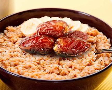 Гречневая каша с финиками и халвой