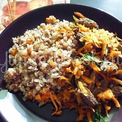 Печень с морковью и зеленью и гречка на гарнир