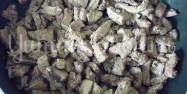 печень с морковью и зеленью и гречка на гарнир