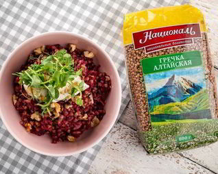 Яркая гречка со сметаной и орехами