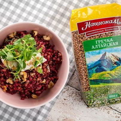 Яркая гречка со сметаной и орехами