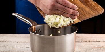 яркая гречка со сметаной и орехами