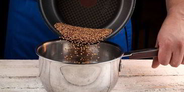 яркая гречка со сметаной и орехами