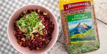 яркая гречка со сметаной и орехами