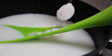 гурьевская каша с арахисом, бананами, киви и сухофруктами