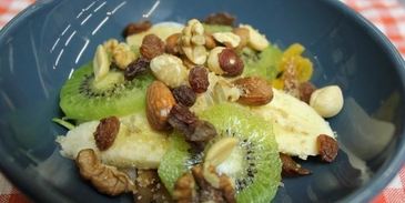 гурьевская каша с арахисом, бананами, киви и сухофруктами