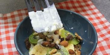 гурьевская каша с арахисом, бананами, киви и сухофруктами