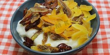 гурьевская каша с арахисом, бананами, киви и сухофруктами