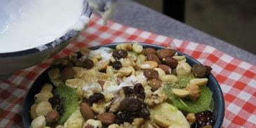 гурьевская каша с арахисом, бананами, киви и сухофруктами