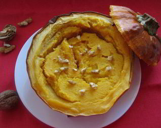 Каша из тыквы в тыквенном горшочке с грецкими орехами